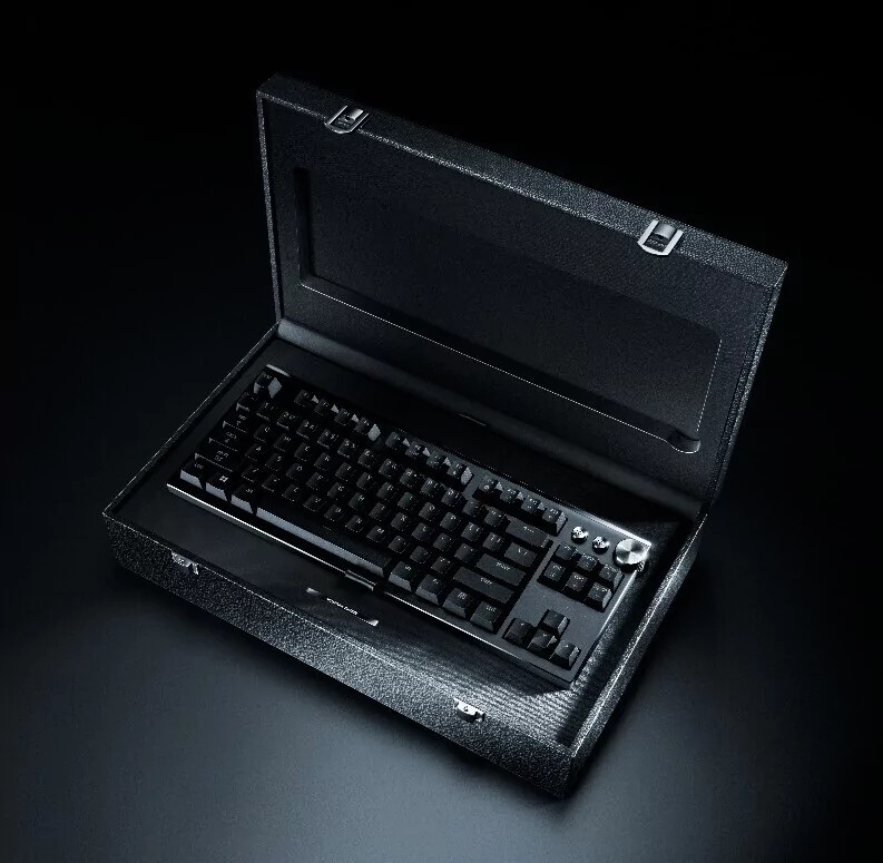 Innvendig har Huntsman Signature Edition en spesialkonstruert akustisk arkitektur som tok kortere tid å utvikle enn den generelle designen og konstruksjonen.