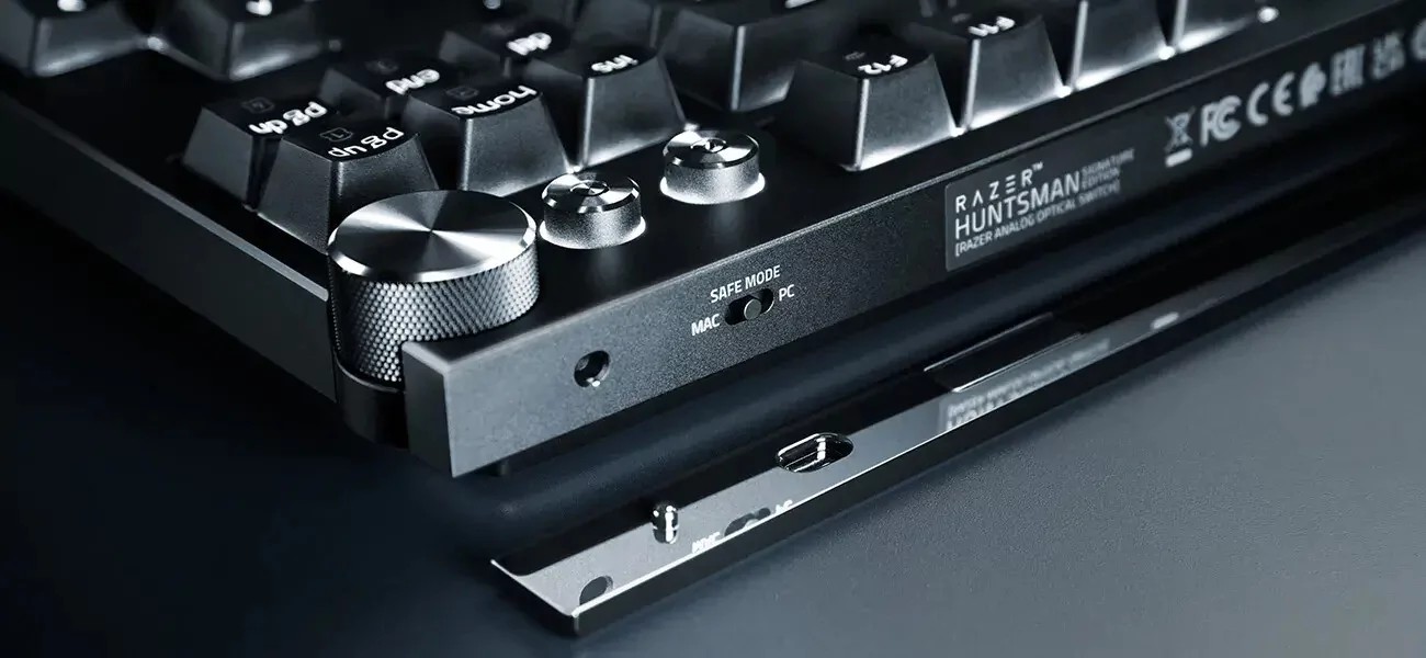 I tillegg til selve tastaturet vil brukerne motta en lydabsorberende vegansk skinnmatte, en myk rengjøringsklut, et verktøy for fjerning av tastehetter, merkeemballasje, erstatningstastehetter, en Speedflex USB Type A til USB Type C-kabel og en brukerhåndbok.