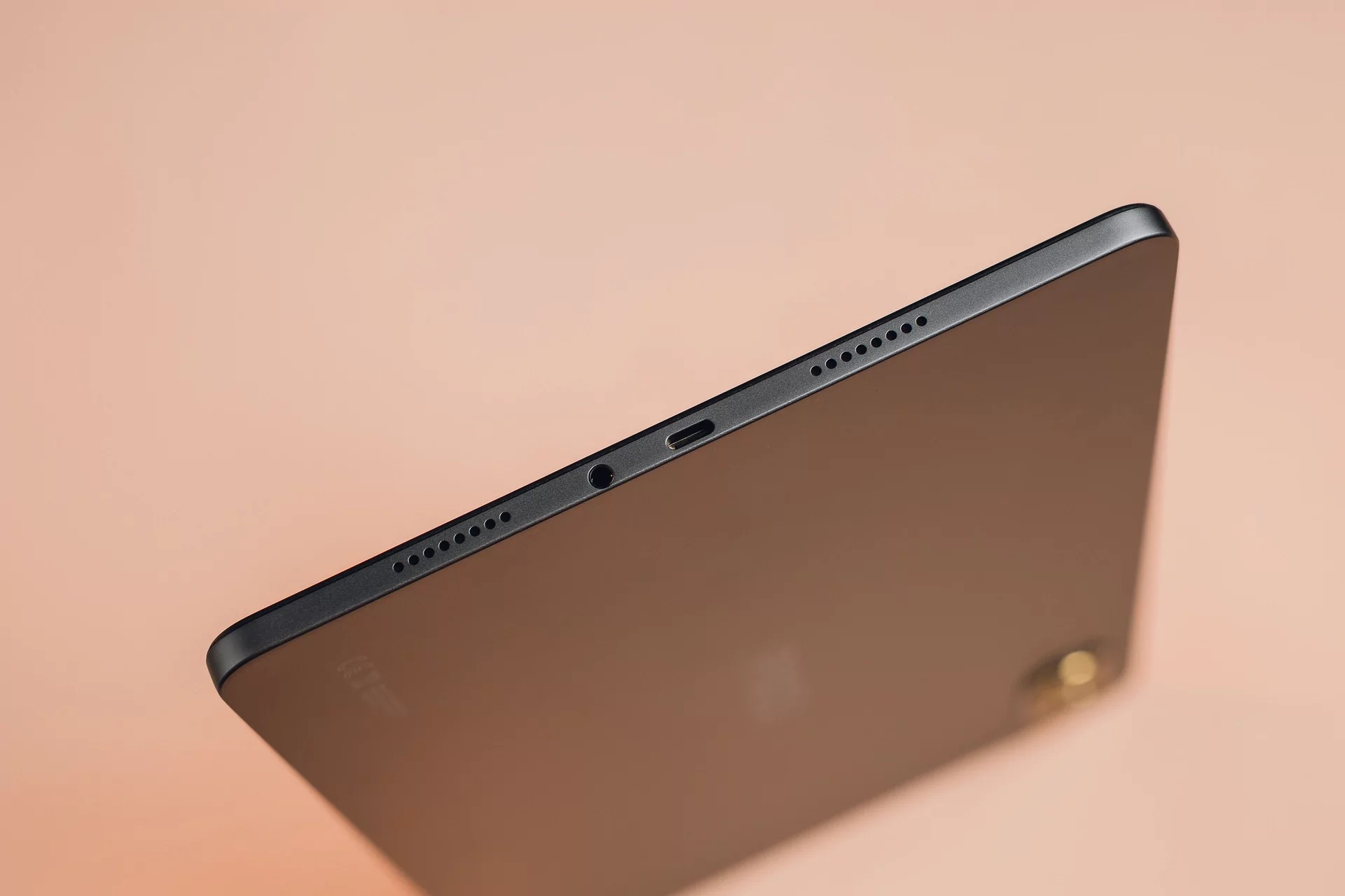  De fire høyttalergrillene er symmetrisk plassert, to øverst og to nederst (det er fire for stereo), men det er der symmetrien på kantene slutter.