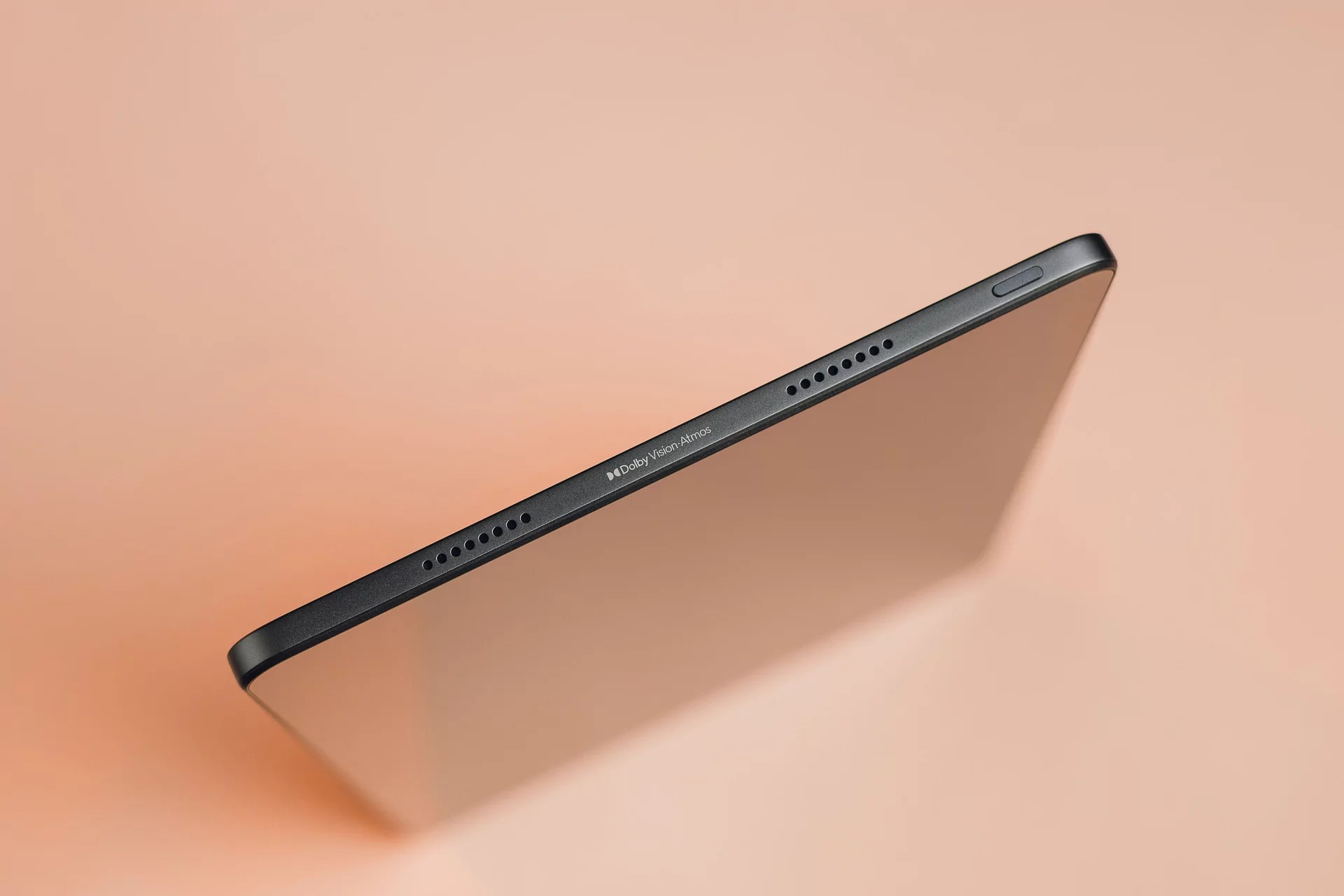 Fronten har en skjerm innrammet av en merkbar ramme