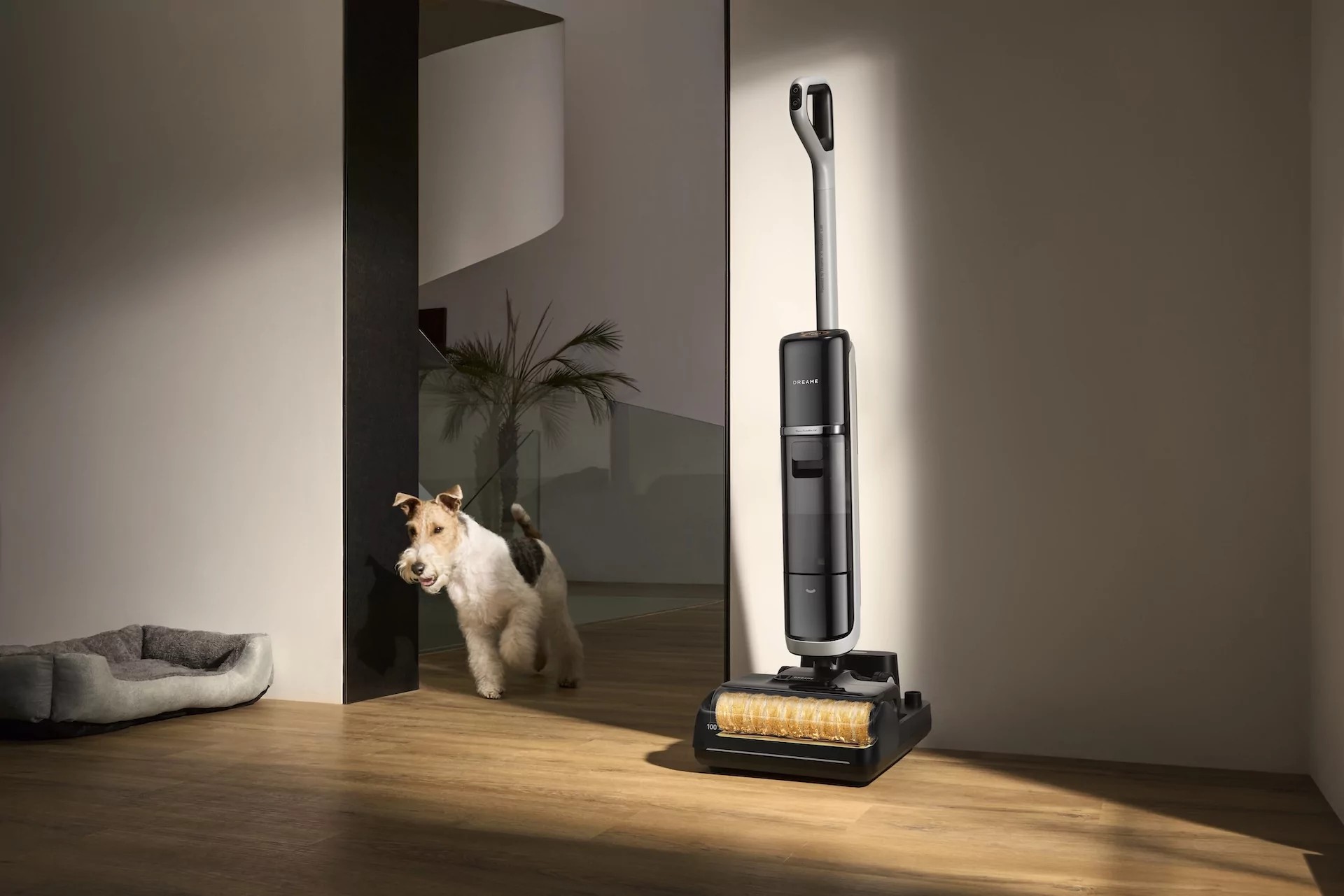 Denne støvsugeren er utrolig enkel å bruke, først og fremst takket være robothjulene, som forenkler frem-og-tilbake-bevegelsen.