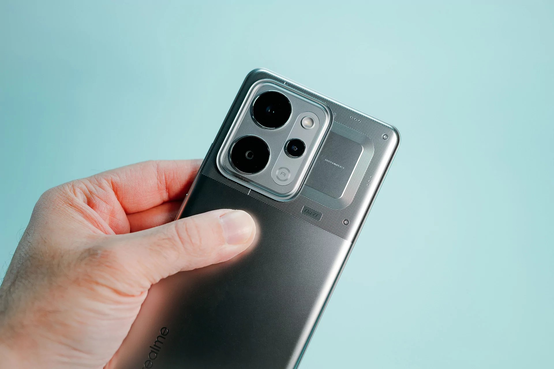 Når det er sagt, er smarttelefonen også veldig god på andre områder: den har en stor, lyssterk skjerm med høy oppdateringsfrekvens, et anstendig kamerasystem som vil være tilstrekkelig for de fleste, og en anstendig prosessor for dette prissegmentet.