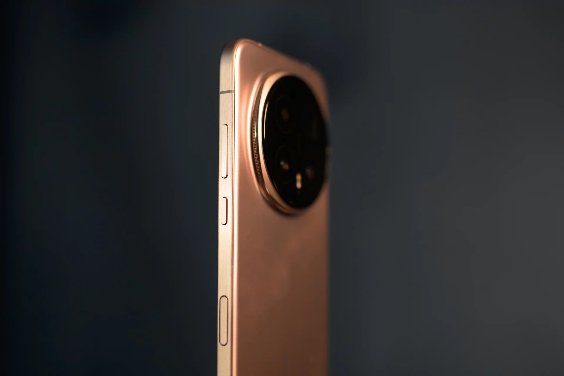 SoC-en håndterer alle oppgaver den får perfekt, inkludert tunge AAA-flerspillerspill, skjermen ser flott ut og beskytter til og med brukerens syn, og batteriet på 7100 mAh gir svært god batterilevetid.