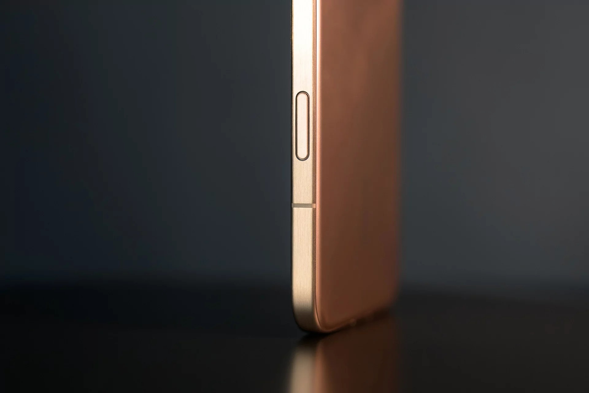 Det er også verdt å merke seg at det er en ekstra AI-knapp plassert på høyre side av smarttelefonen, rett under volumknappen og låseknappen.