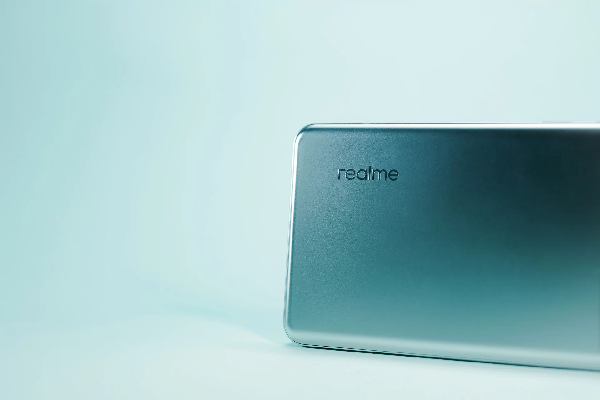 I tillegg kan batteriets sjenerøse kapasitet brukes til å lade andre dingser, takket være 27W reversladingsteknologi. Dette er nok til å lade en smartklokke, hodetelefoner eller til og med en annen smarttelefon på farten.