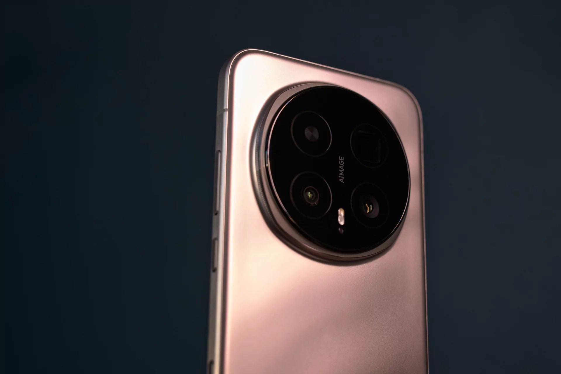 Inne i øyen er det tre linser, en blits, inskripsjonen «AiMAGE» og en dekorativ plugg (i øvre venstre hjørne), som i dette tilfellet utelukkende er nødvendig for symmetri.