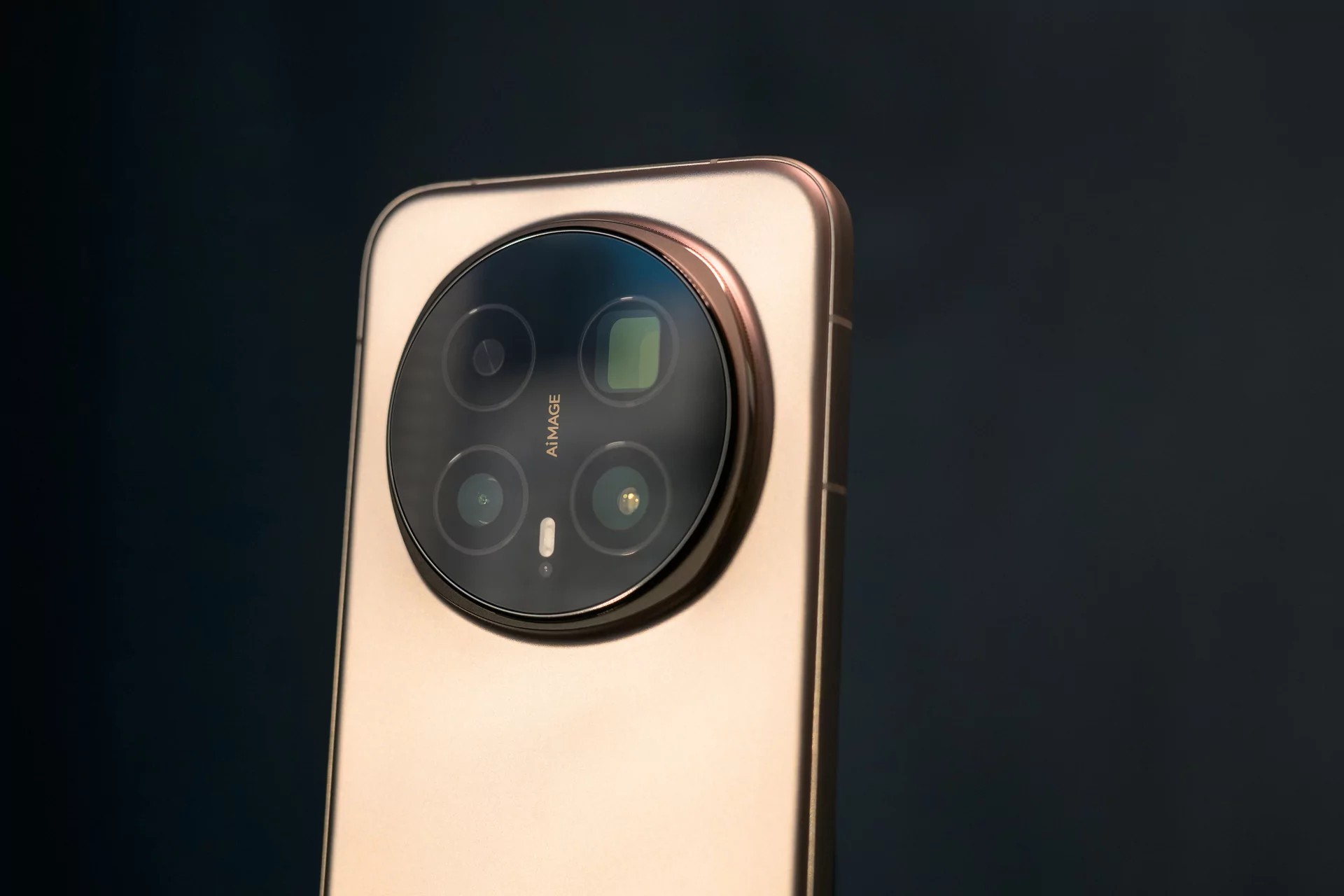 Hovedelementet på bakpanelet er naturligvis den massive kameraøyen – den har den karakteristiske HONOR-flaggskipformen med en metallisk ramme og stikker merkbart ut av dekselet.