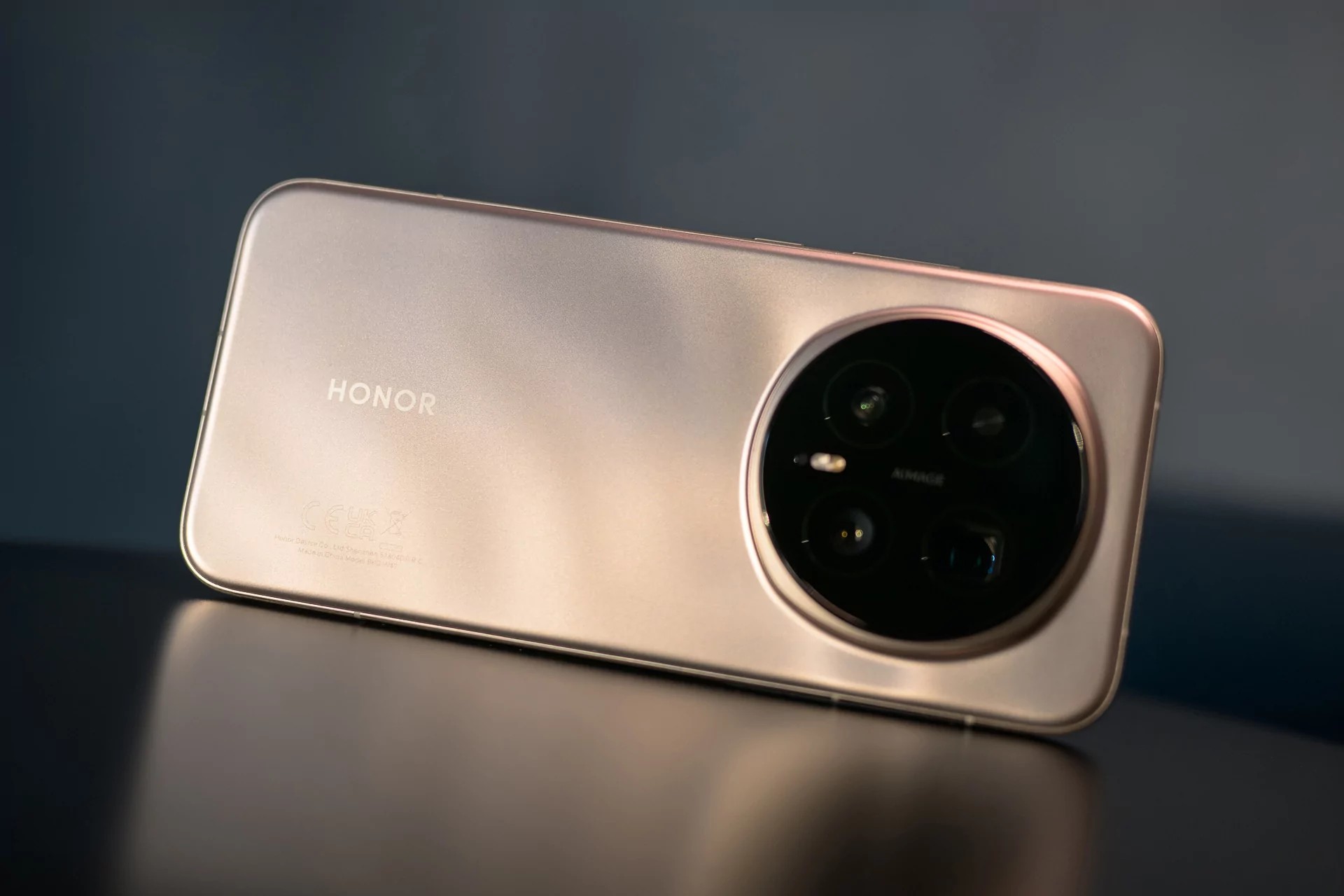 Bakdekselet har en lignende kurve hele veien rundt, noe som gjør smarttelefonen ekstremt behagelig å holde, uten skarpe kanter som ville stukket seg inn i håndflaten. Videre har bakpanelet et veldig praktisk belegg for daglig bruk – det er fullstendig fingeravtrykkbestandig, og riper er usannsynlige.