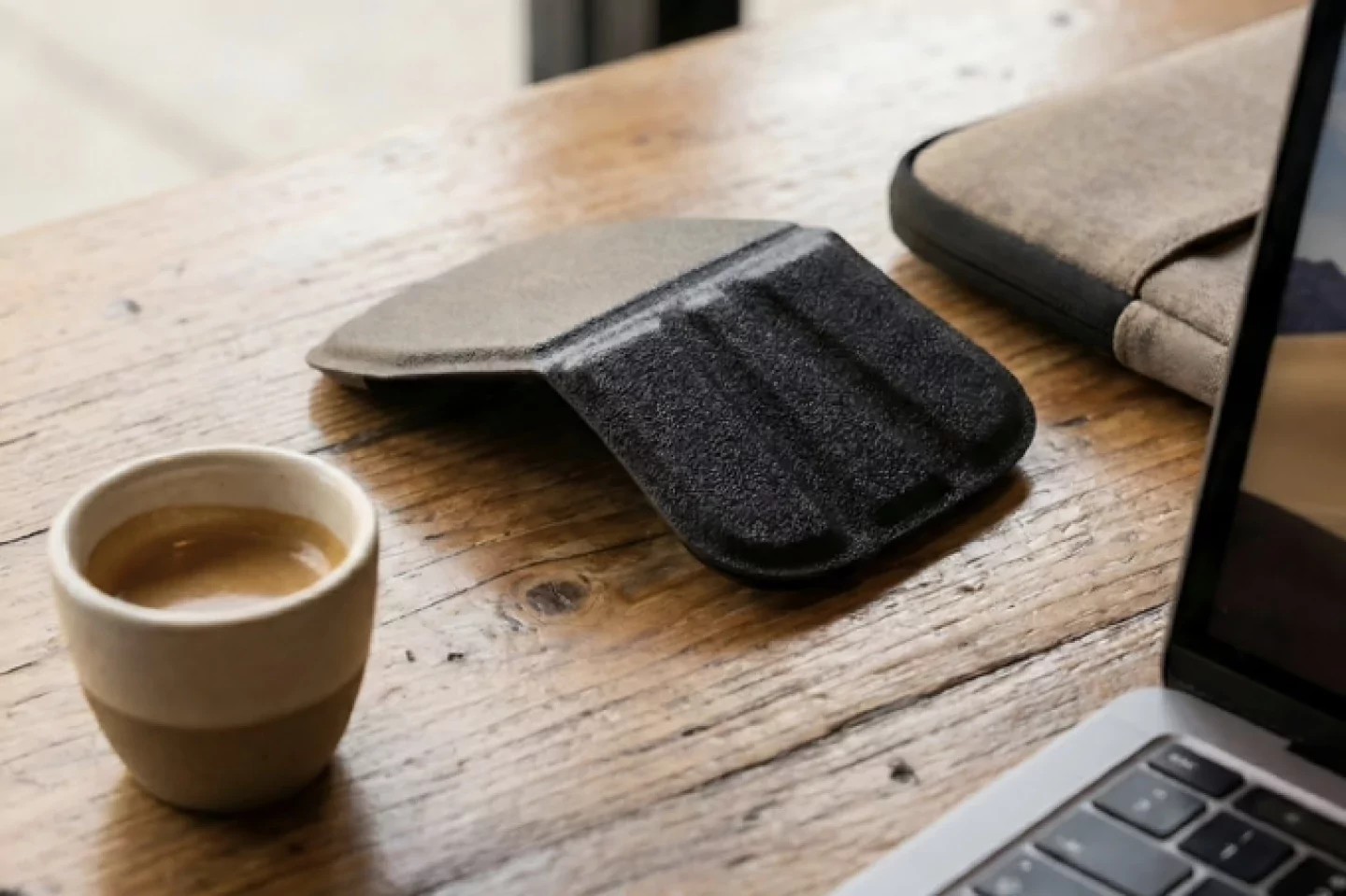 Enheten veier 36 gram, er 130,5 mm lang og 73,3 mm bred, omtrent samme størrelse som en standardmus