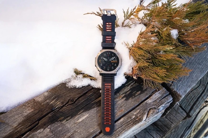 T-Rex Ultra 2 har en 1,5-tommers AMOLED-skjerm, ripebestandig safirglass og en titanramme og -bakside i grad 5. 